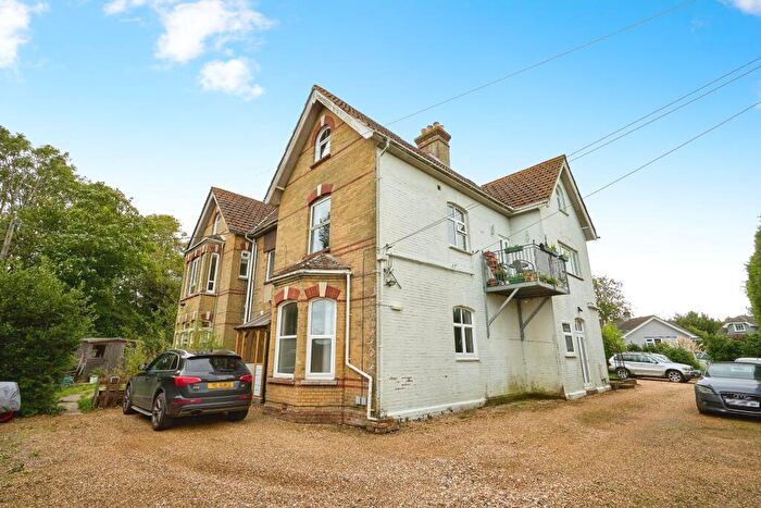 2 Bedroom Flat For Sale In Woodside Close, Cowes, Isle Of Wight, PO31