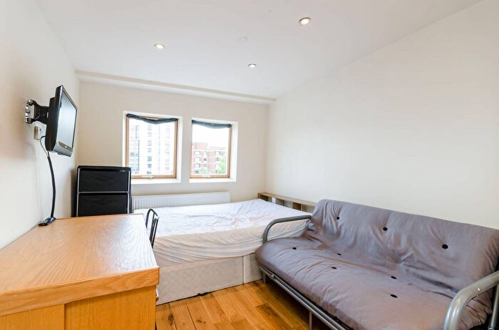 Studio To Rent In Woodstock Grove, Shepherd's Bush, London, W12