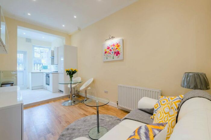 2 Bedroom Flat To Rent In North End Road, Fulham Broadway, London, SW6