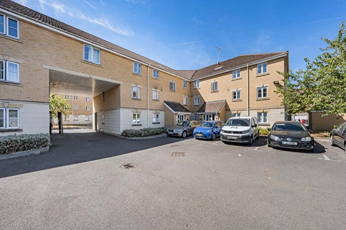 2 Bedroom Flat To Rent In Scholars Walk, Langley, Slough, SL3