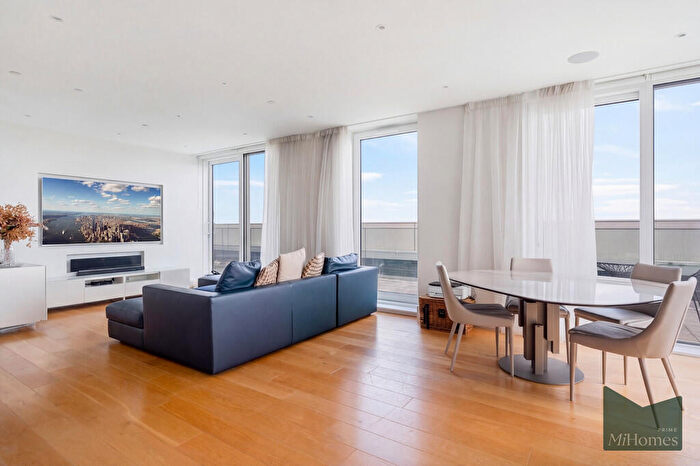 2 Bedroom Penthouse For Sale In The Penthouse, Whetstone, N20