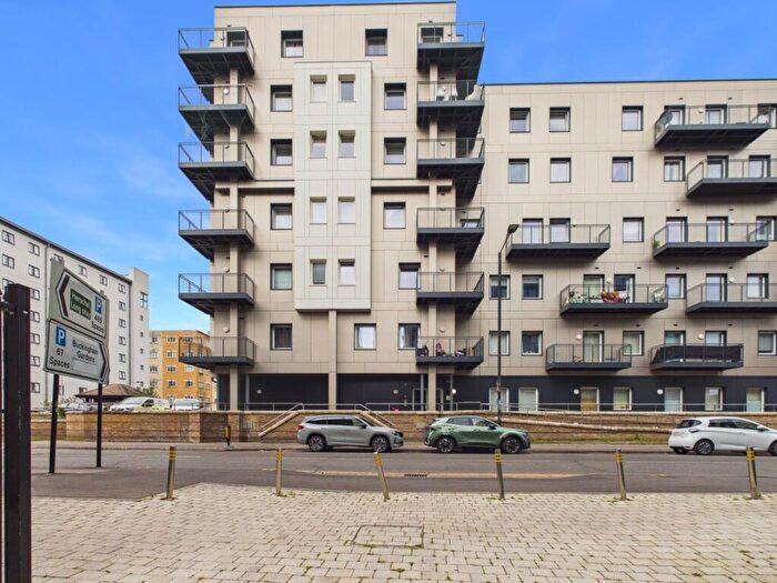 1 Bedroom Apartment For Sale In Buckingham Gardens, Slough, Berkshire, SL1