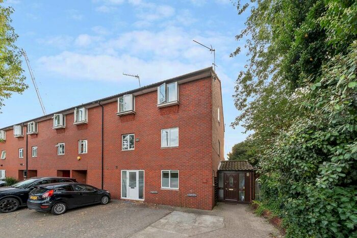 4 Bedroom Flat To Rent In Fishers Lane, London, W4