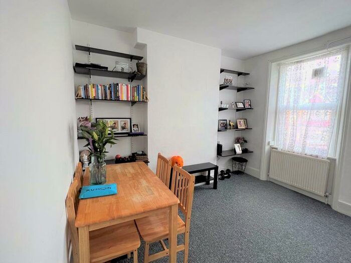 2 Bedroom Flat To Rent In Elm Park Road, London, N3