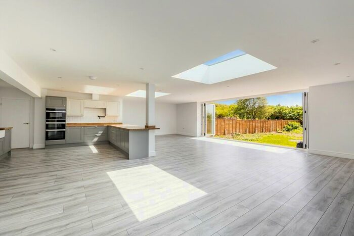 4 Bedroom Detached Bungalow To Rent In Coombe Rise, Worthing, BN14