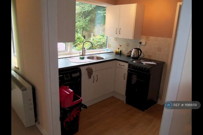 2 Bedroom Flat To Rent In Springvale Road, Sheffield, S6