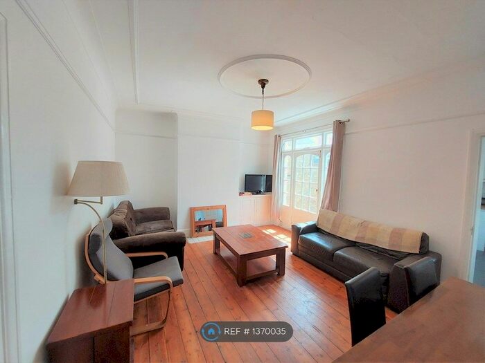 4 Bedroom Semi-Detached House To Rent In Leigh Gardens, London, NW10