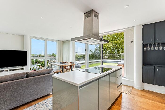 2 Bedroom Flat For Sale In Goldhawk Road, Shepherd's Bush, London, W12