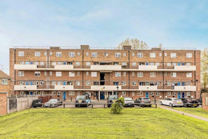 2 Bedroom Maisonette To Rent In Queensbridge Road, London, E8