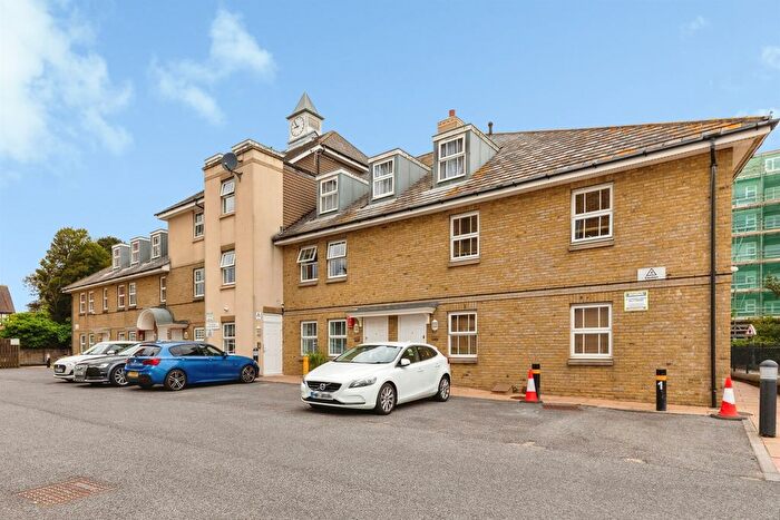 2 Bedroom Flat For Sale In West Cliff Road, Bournemouth, BH2