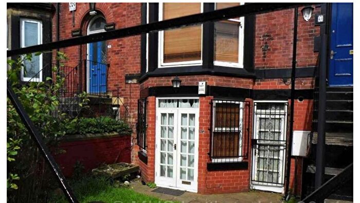 3 Bedroom Flat To Rent In Regent Park Terrace, Hyde Park, Leeds, LS6