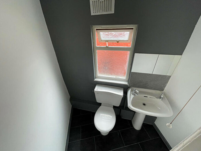 6 Bedroom End Of Terrace House To Rent In Manor Drive, Leeds, West Yorkshire, LS6