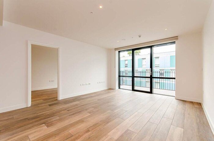 2 Bedroom Flat To Rent In Three Colts Lane, Bethnal Green, London, E2