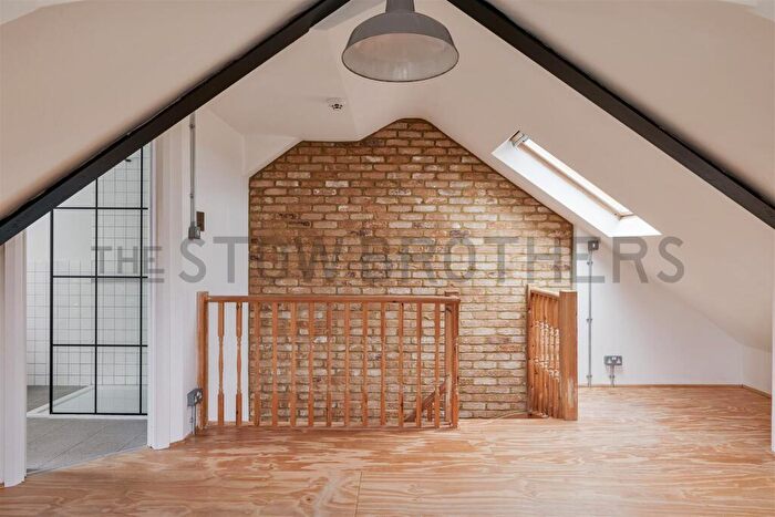 2 Bedroom House To Rent In Oak Hill, Highams Park, IG8