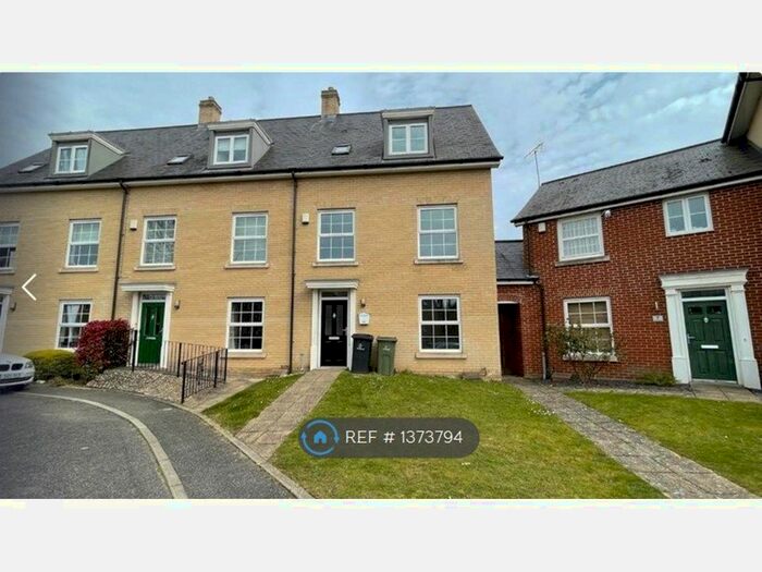 4 Bedroom Semi-Detached House To Rent In Crown House Close, Thetford, IP24