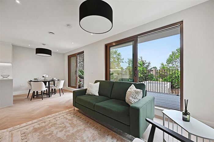 2 Bedroom Flat For Sale In Lynton Road, London, W3