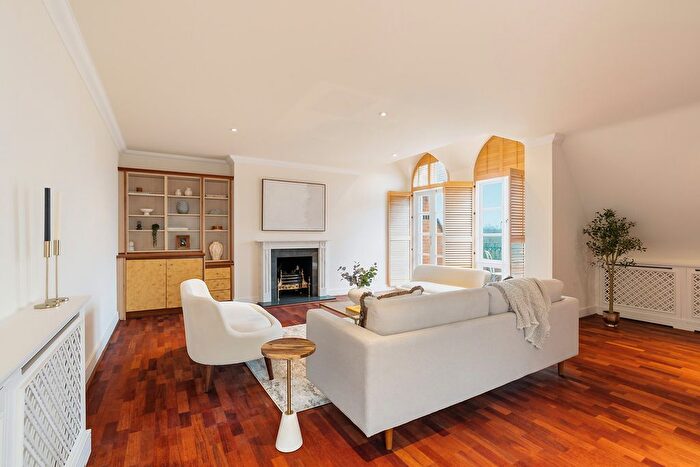 3 Bedroom Flat For Sale In Gillespie House, Holloway Drive, Virginia Water, GU25