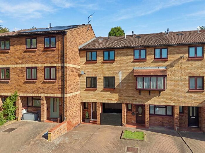 4 Bedroom Terraced House For Sale In Page Hill - Ware - Garage And Parking, SG12