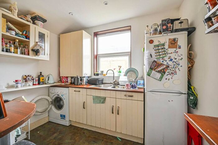 2 Bedroom Flat For Sale In Trinity Road, Bounds Green, London, N22