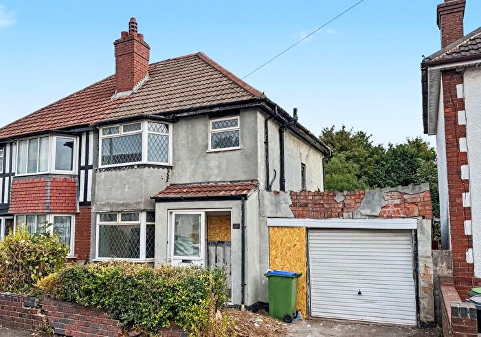 3 Bedroom Semi-Detached House For Sale In St. Pauls Road, Smethwick, West Midlands, B66