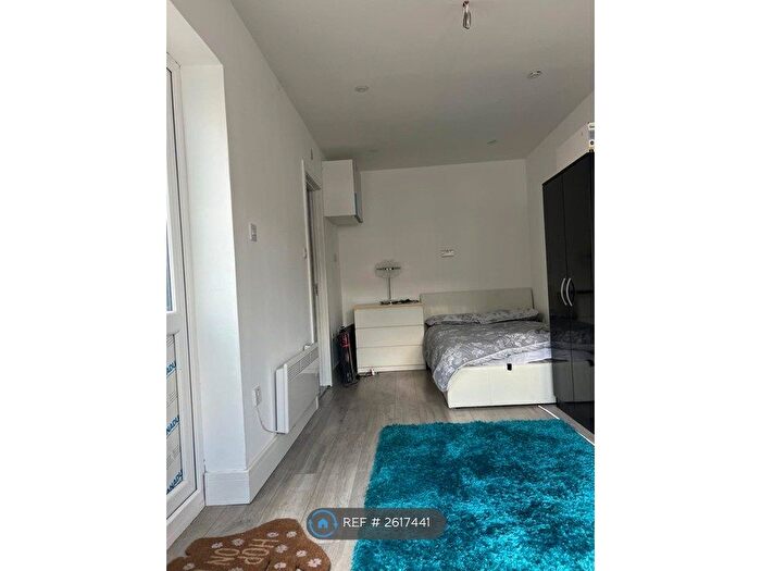 Studio To Rent In Lodge Close, Uxbridge, UB8