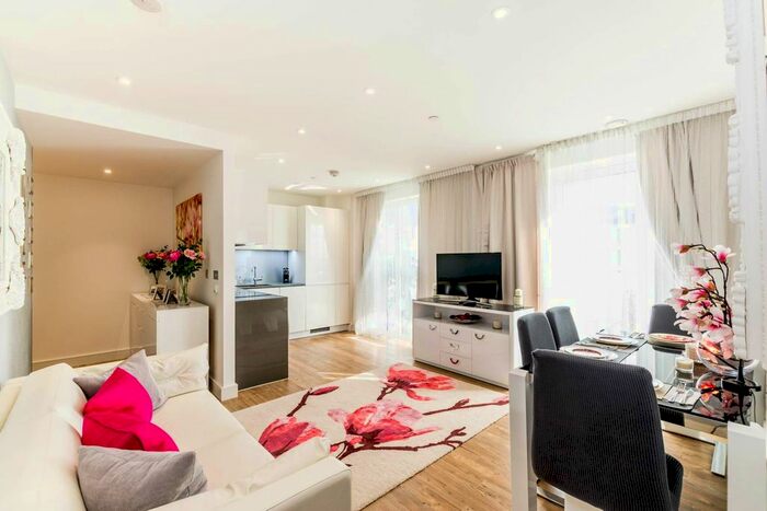 1 Bedroom Flat To Rent In Wandsworth Road, Vauxhall, London, SW8