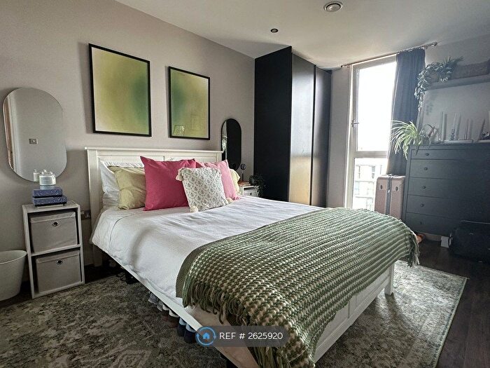 2 Bedroom Flat To Rent In The Crescent, London, SE8