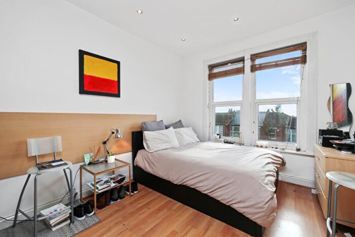 Flat To Rent In Ballards Lane, N3