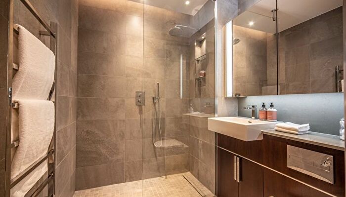 2 Bedroom Flat To Rent In Thornes House, Charles Clowes Walk, London, SW11