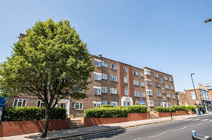 2 Bedroom Apartment For Sale In Kirkdale, London, SE26