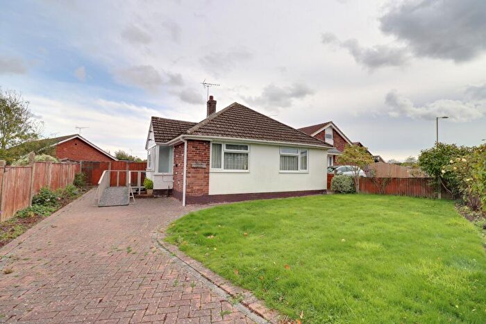 2 Bedroom Detached Bungalow For Sale In Hazleton Way, Horndean, PO8