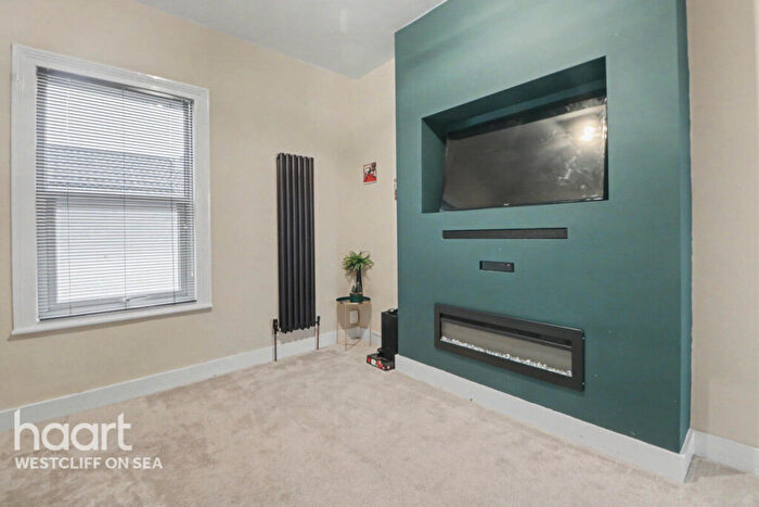 3 Bedroom Flat For Sale In Park Street, Westcliff-On-Sea, SS0
