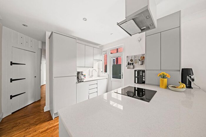 2 Bedroom Flat For Sale In Osborne Road, London, NW2