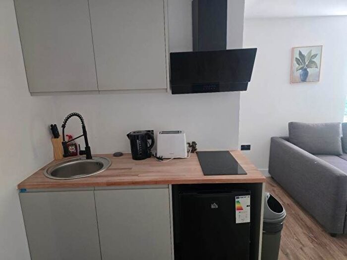 Studio To Rent In London Road, London, SW16