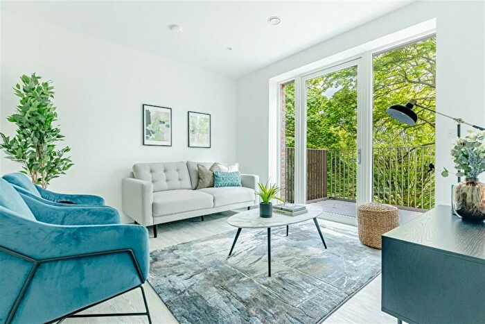 3 Bedroom Detached House To Rent In Clovelly Road, Hounslow, TW3