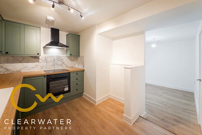 2 Bedroom Flat To Rent In Huddersfield Road, Oldham, OL4