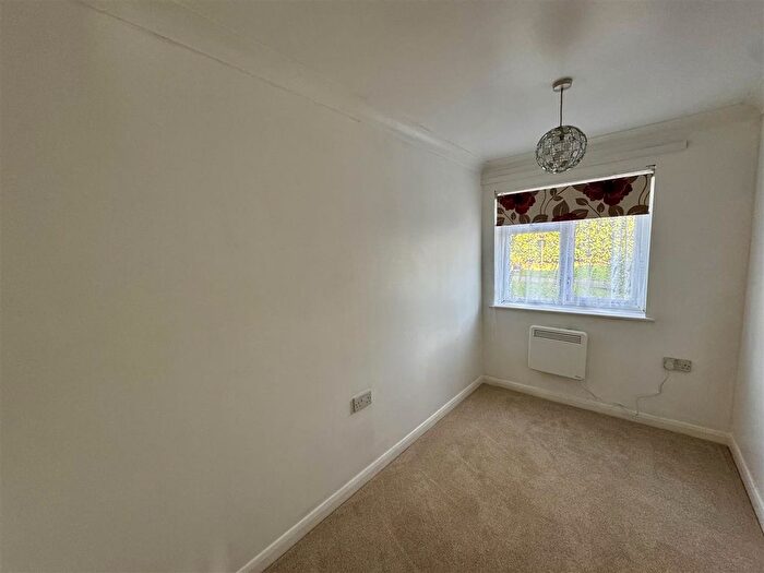 2 Bedroom Flat For Sale In Clarence Road, Fleet, GU51