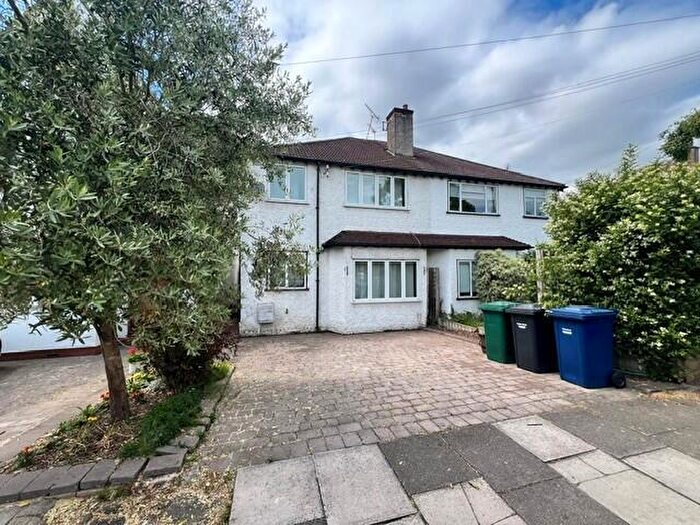 3 Bedroom Semi Detached House To Rent In Ridgeview Road, Whetstone, N20