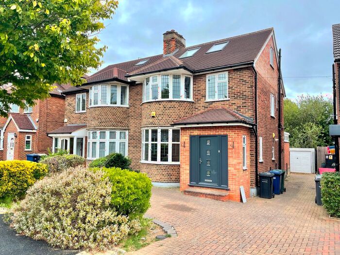 4 Bedroom Semi-Detached House To Rent In Linkside, London, N12