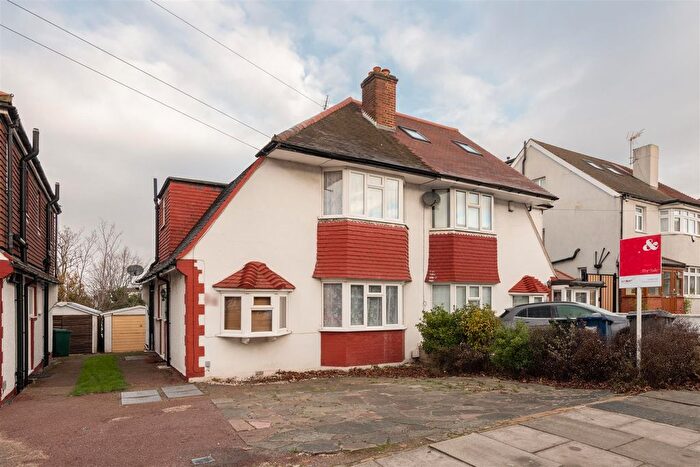 3 Bedroom Semi Detached House For Sale In Chase Way, London, N14