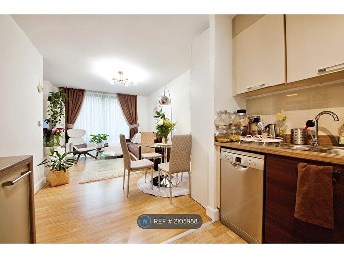 2 Bedroom Flat To Rent In Connaught Heights, London, E16