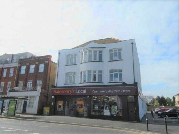 2 Bedroom Flat To Rent In First Floor Front London Road, Westcliff On Sea, Essex, SS0