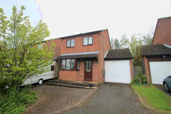 3 Bedroom Link Detached House To Rent In Vyne Crescent, Great Holm, MK8