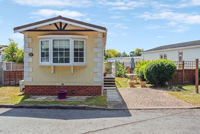 2 Bedroom Mobile/park Home For Sale In Orchards Residential Park, Langley, SL3