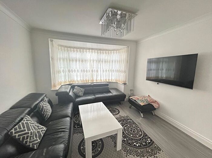 3 Bedroom Property To Rent In New Park Avenue, London, N13