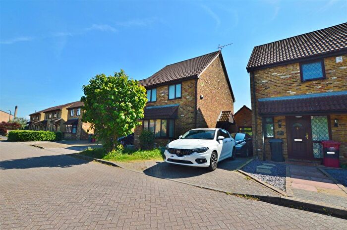 3 Bedroom Link Detached House For Sale In Amberley Road, Slough, SL2