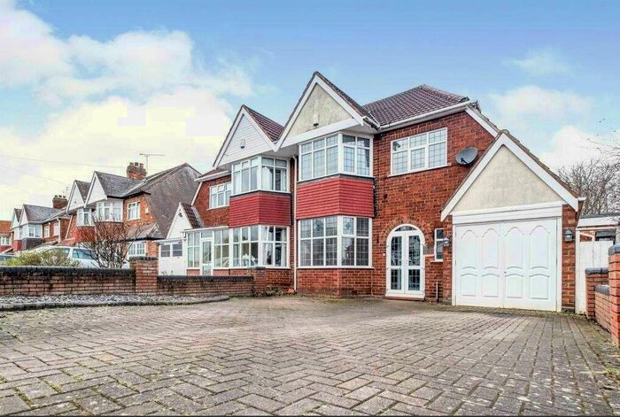 3 Bedroom House To Rent In Lyndon Road, Solihull, B92