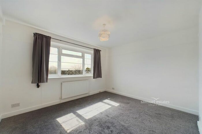 3 Bedroom Flat To Rent In Holmbury Court, Upper Tooting Road, SW17