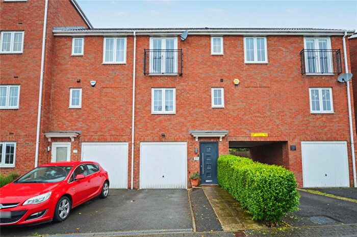 2 Bedroom Town House For Sale In Topliss Way, Leeds, LS10