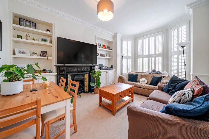 2 Bedroom Flat To Rent In Vardens Road, London, SW11